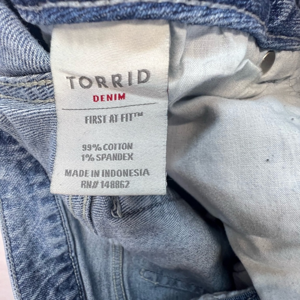 Torrid Denim Size 16 First at Fit Mid Rise Cut Off Distressed Light Wash Shorts - Picture 7 of 8